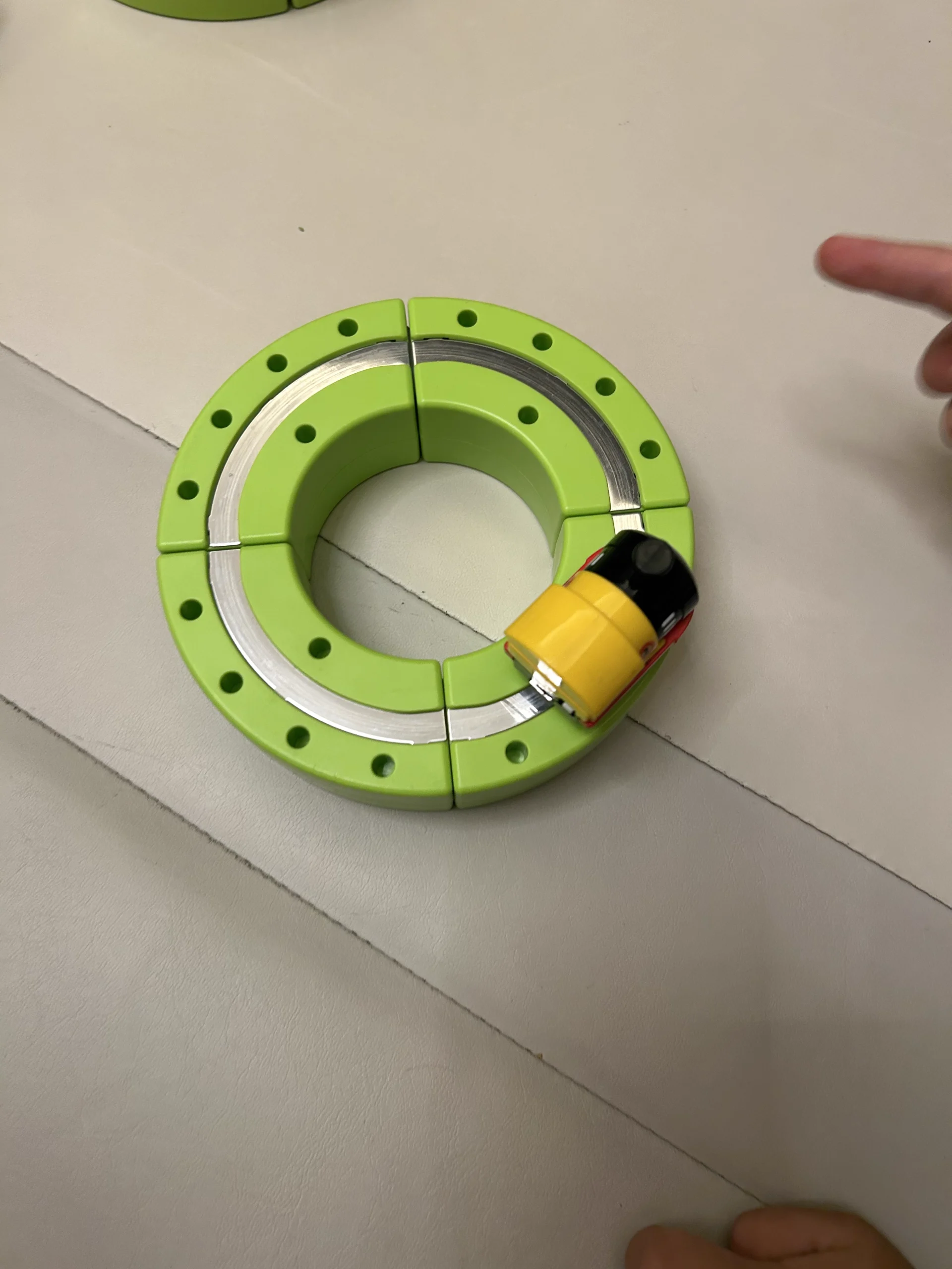 Form a circular track, and the small train runs on it.