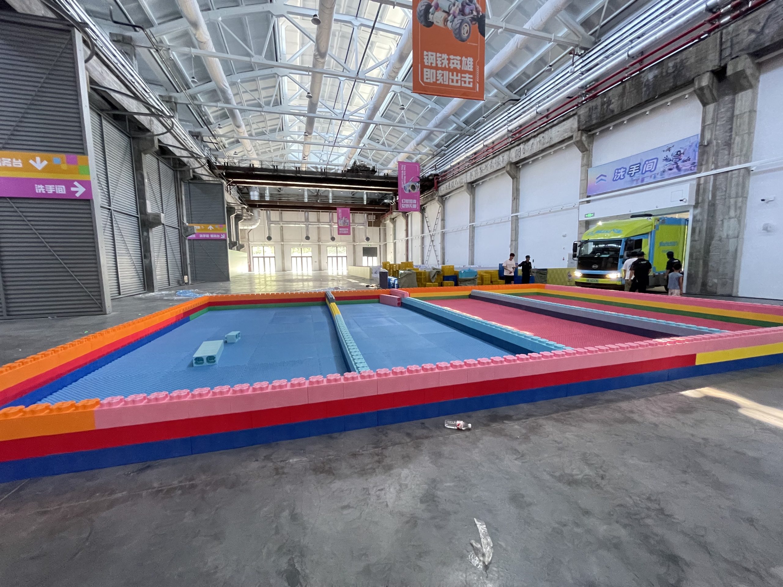 Use foam building blocks to assemble a large fence