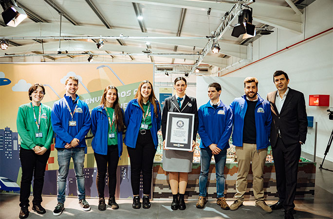 The largest LEGO brick city sets a Guinness World Record