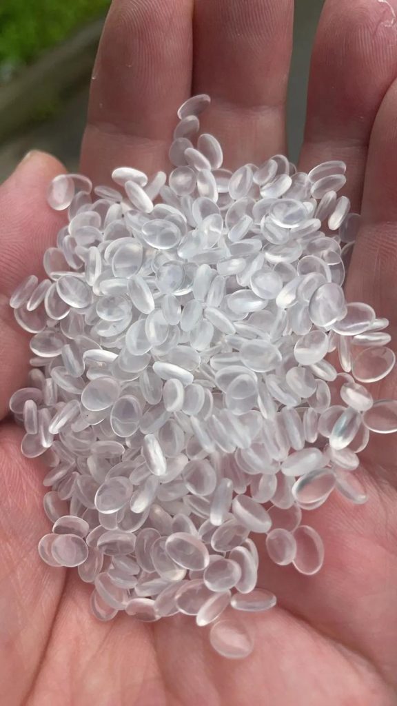 EVA particles are made of pure raw materials, safe and free of impurities.